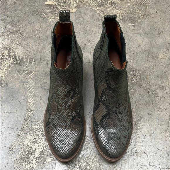 Eric Michael Green and Brown Ankle Boots with Snakeskin Texture - Picture 3 of 9